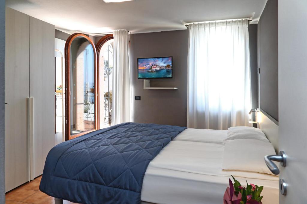 Albergo All'Ancora - 2 star accommodation in Garda, Lake Garda, Italy
