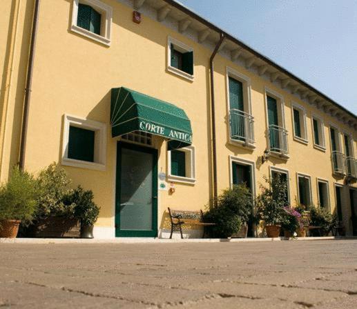 Albergo Corte Antica - 2 star accommodation in Villafranca di Verona, Lake Garda, Italy