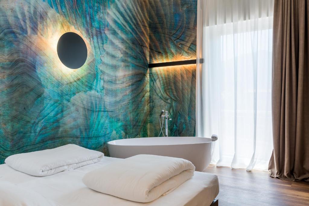 Hotel Baia Azzurra - Lake Front - 4 star hotels in Nago-Torbole, Lake Garda, Italy