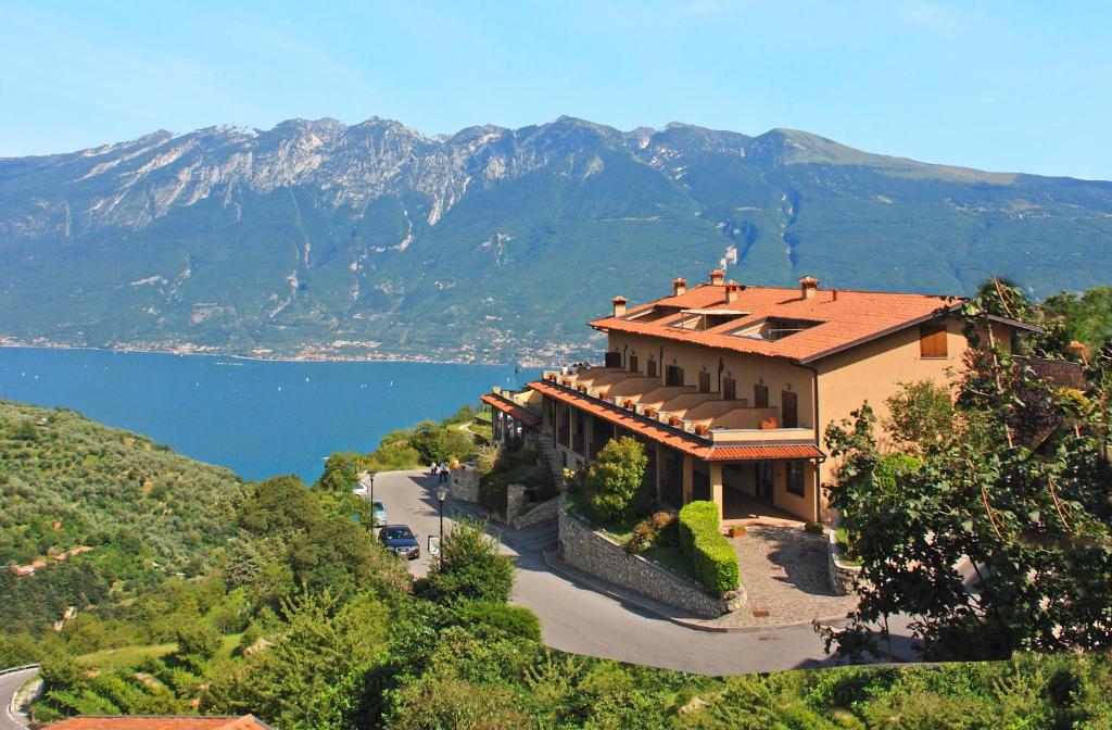 Hotel Garnì Al Poggio - 3 star hotels in Tignale, Lake Garda, Italy