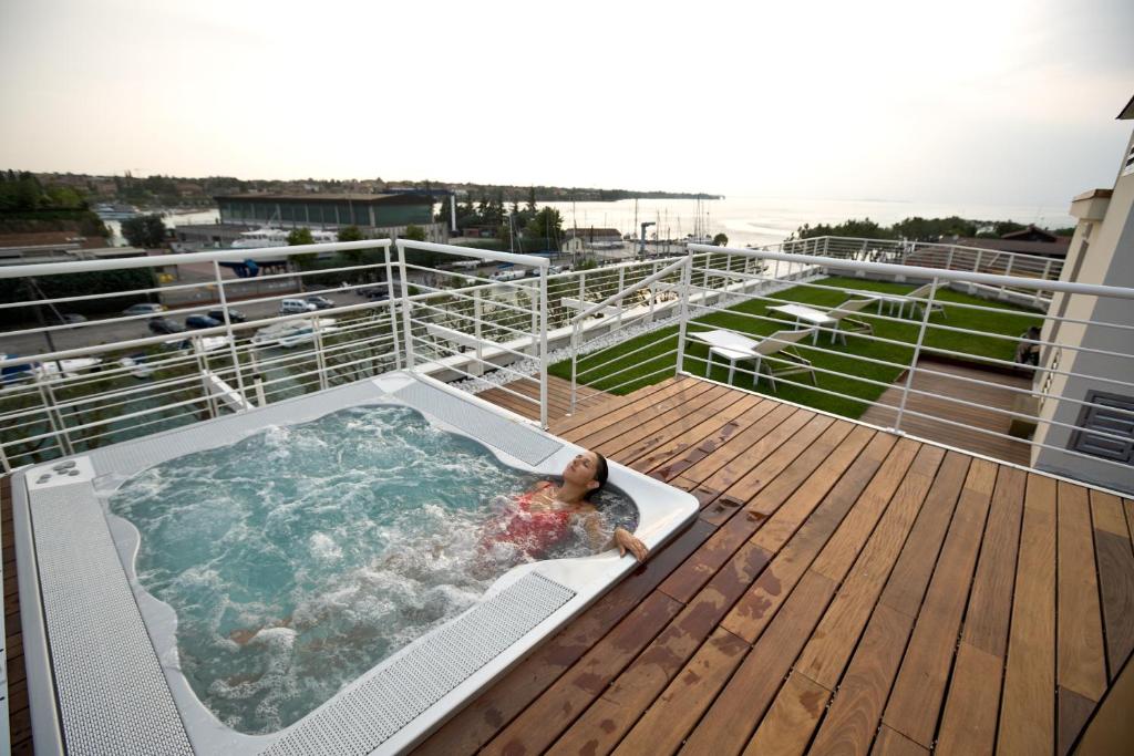 Hotel Acquadolce - 3 star accommodation in Peschiera del Garda, Lake Garda, Italy
