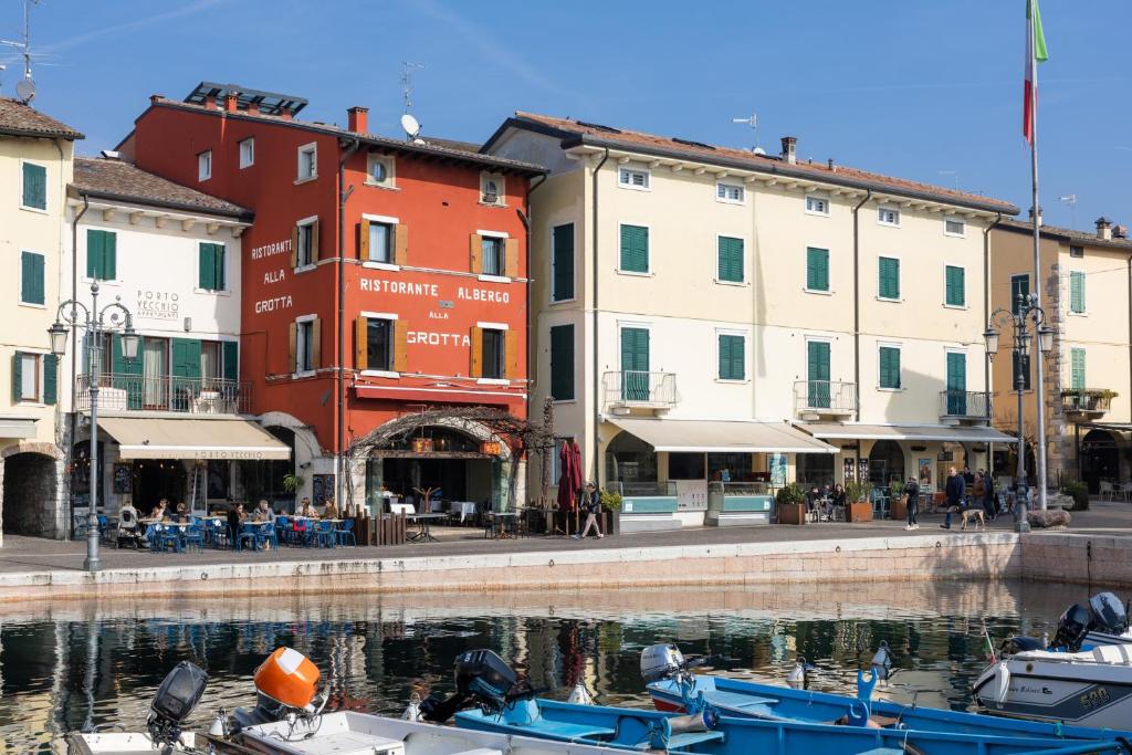 Hotel alla Grotta - 3 star accommodation in Lazise, Lake Garda, Italy