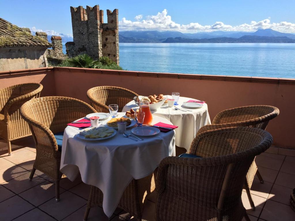 Hotel Degli Oleandri - 3 star accommodation in Sirmione, Lake Garda, Italy