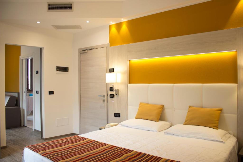 Hotel Dolomiti - 3 star accommodation in Malcesine, Lake Garda, Italy