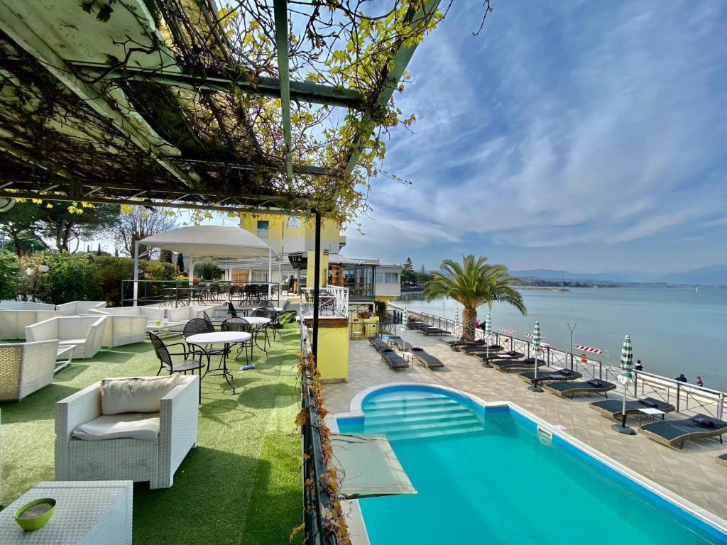 Hotel Estee - 3 star accommodation in Desenzano del Garda, Lake Garda, Italy