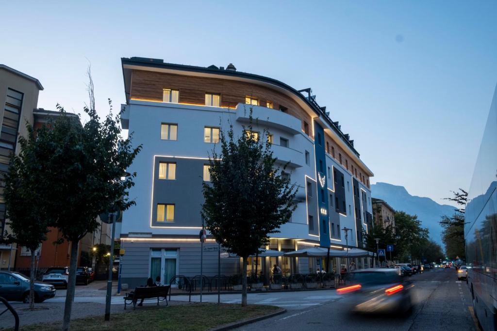 Hotel Everest - 3 star accommodation in Trento, Lake Garda, Italy