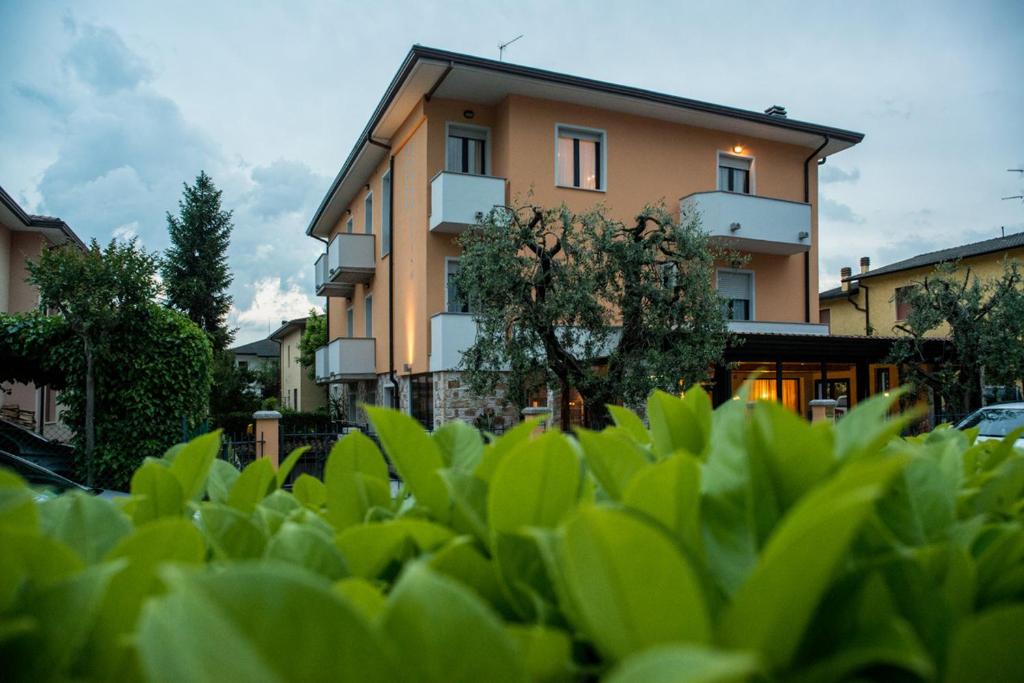 Hotel Fiordaliso - 2 star accommodation in Sirmione, Lake Garda, Italy