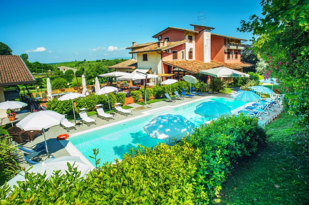 Hotel Il Castello - 3 star accommodation in Pozzolengo, Lake Garda, Italy