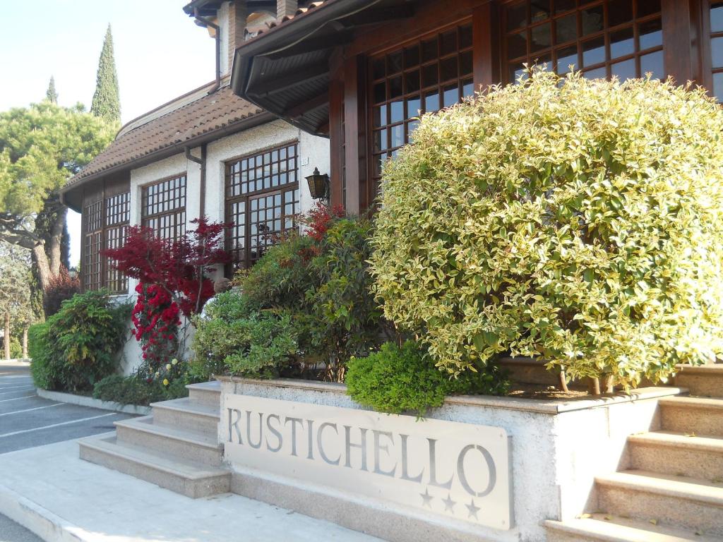 Hotel Il Rustichello - 3 star accommodation in Lonato del Garda, Lake Garda, Italy