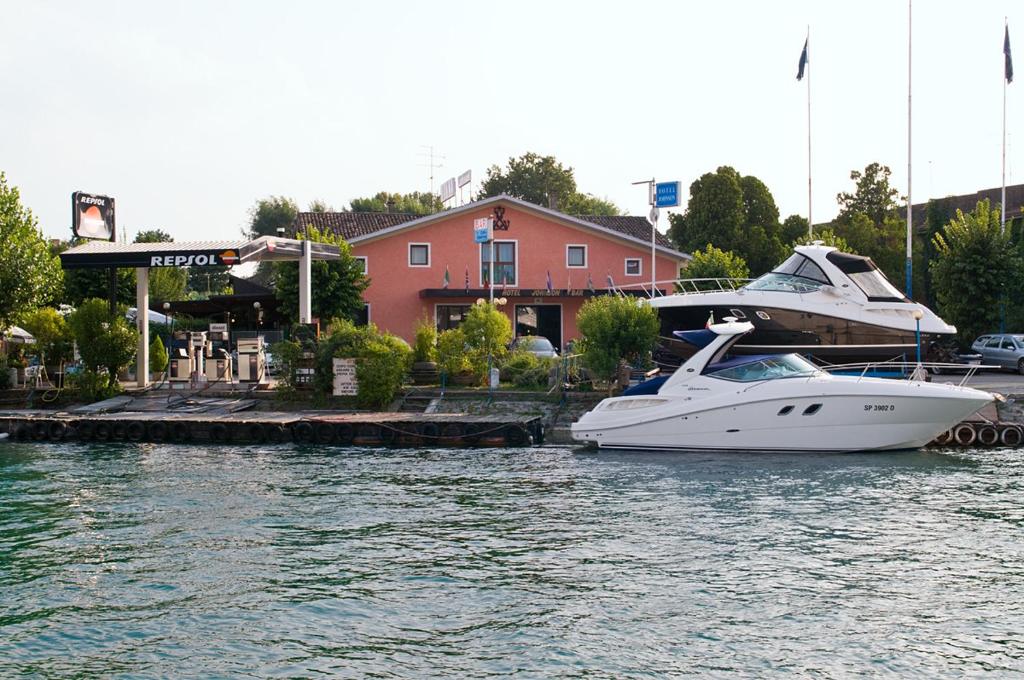 Hotel Johnson - 3 star accommodation in Peschiera del Garda, Lake Garda, Italy