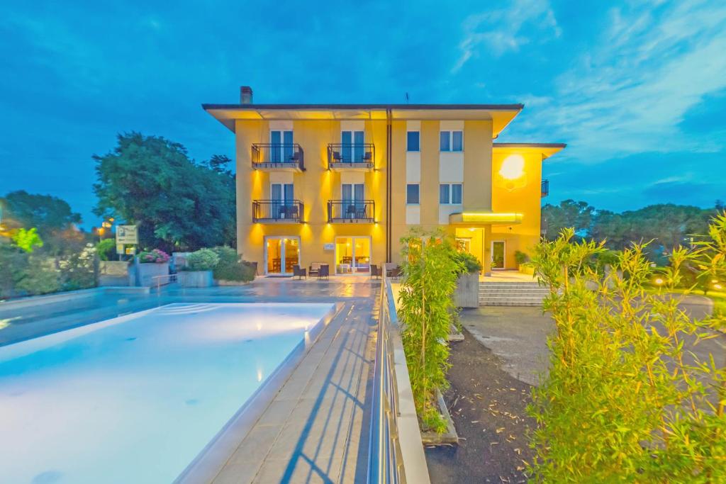 Hotel Nuova Barcaccia - 3 star accommodation in Peschiera del Garda, Lake Garda, Italy