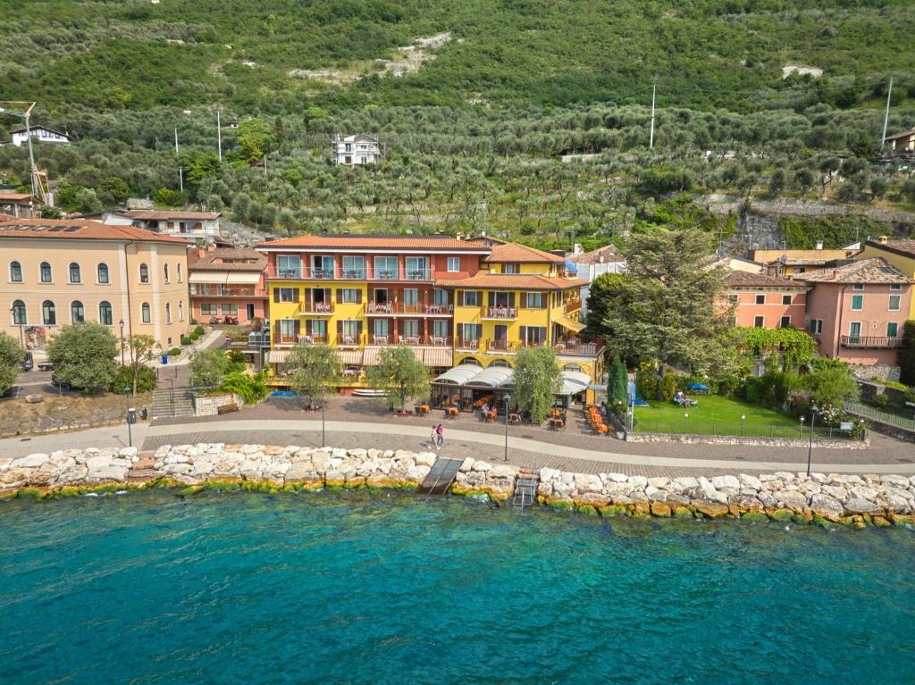 Hotel Residence Villa Beatrice - 3 star accommodation in Brenzone sul Garda, Lake Garda, Italy