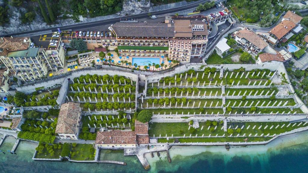 Hotel Splendid Palace - 4 star accommodation in Limone sul Garda, Lake Garda, Italy