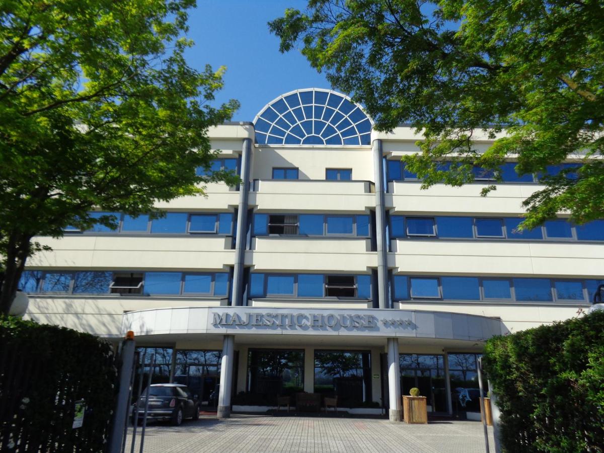 Ferretti MajesticHouse - 4 star hotels in Castenedolo, Lake Garda, Italy