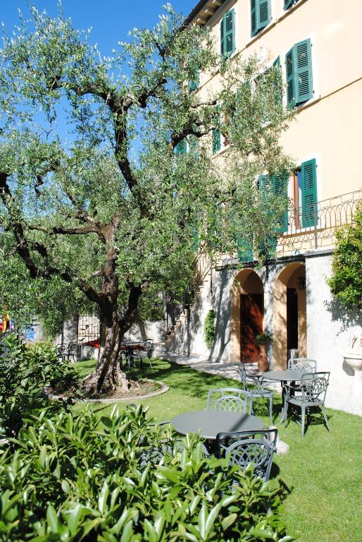 Hotel Tiziana Garnì - 2 star hotels in Gargnano, Lake Garda, Italy
