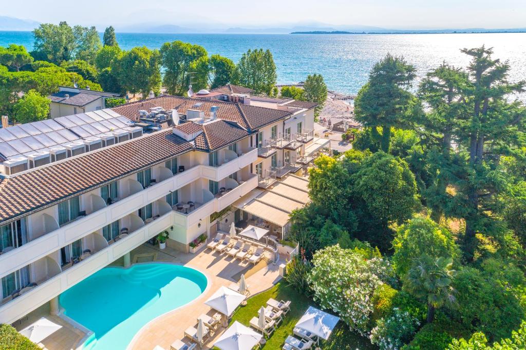 Villa Rosa Hotel Desenzano - 4 star accommodation in Desenzano del Garda, Lake Garda, Italy